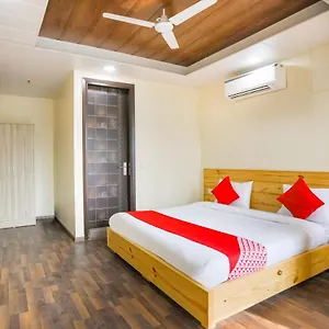 Oyo 71521 Crown Delhi (National Capital Territory of India)